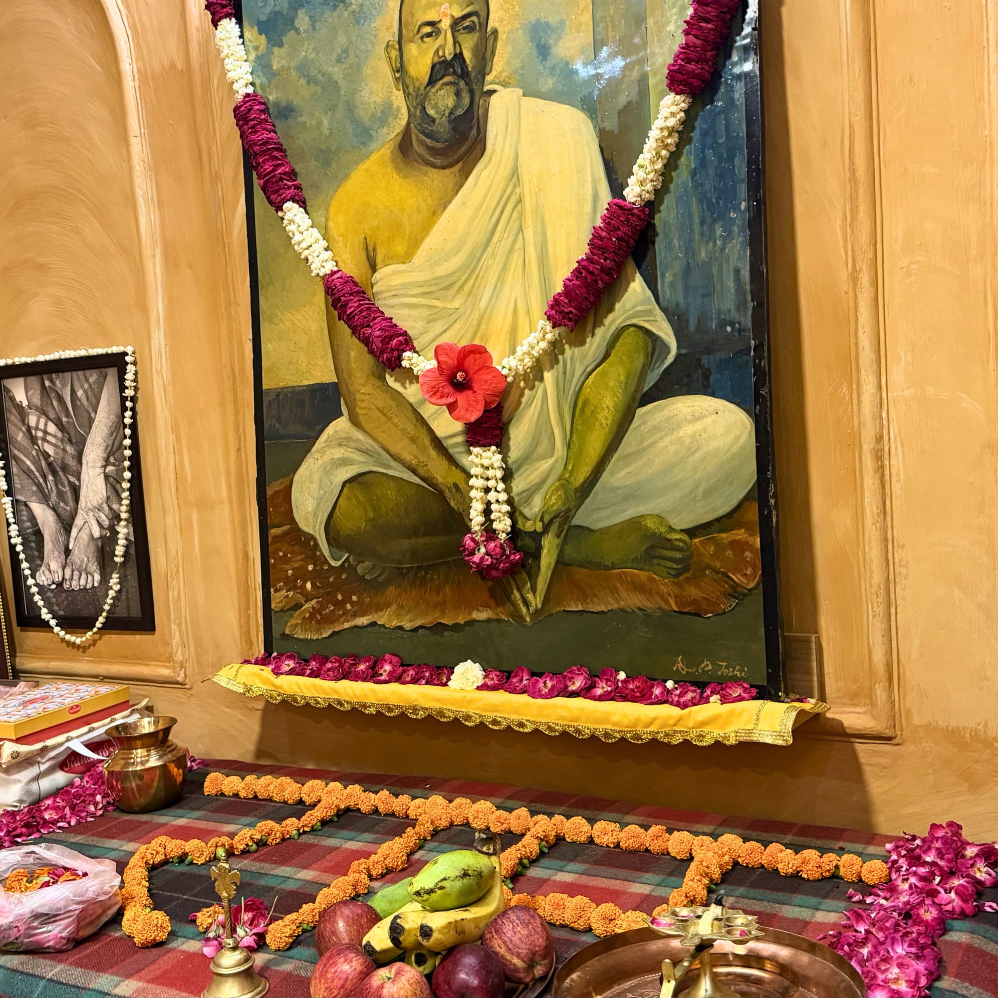 Neem Karoli Maharaj Kutir — chanting and satsang